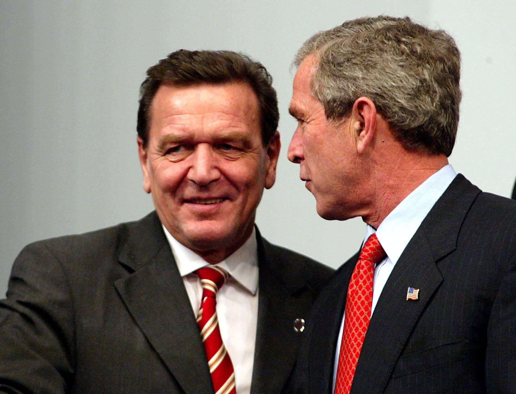 November 2002: Beim Nato-Gipfel in Prag spricht Schröder mit dem damaligen US-Präsidenten George W. Bush. Während der Irakkrise verkündet der damalige Bundeskanzler, dass Deutschland ohne UN-Mandat nicht am Irakkrieg teilnehmen werde.