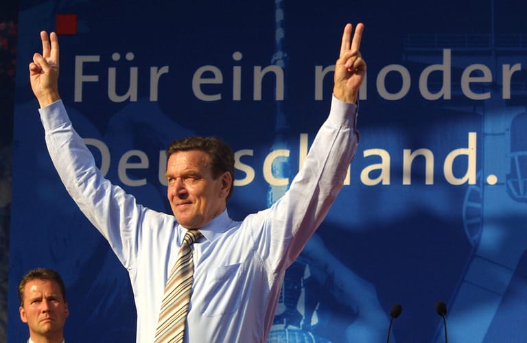 August 2002: Beim Bundestagswahlkampf kann sich Gerhard Schröder erneut durchsetzen und wird wieder zum Bundeskanzler gewählt. Mit den Grünen schafft die SPD eine knappe Mandatsmehrheit.