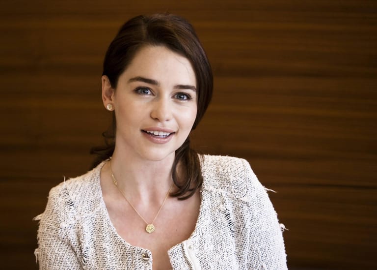 Emilia Clarke 2011: In der ersten Staffel von "Game of Thrones" war die Schauspielerin 25 Jahre alt und trug privat ihr dunkelbraunes Haar lang.