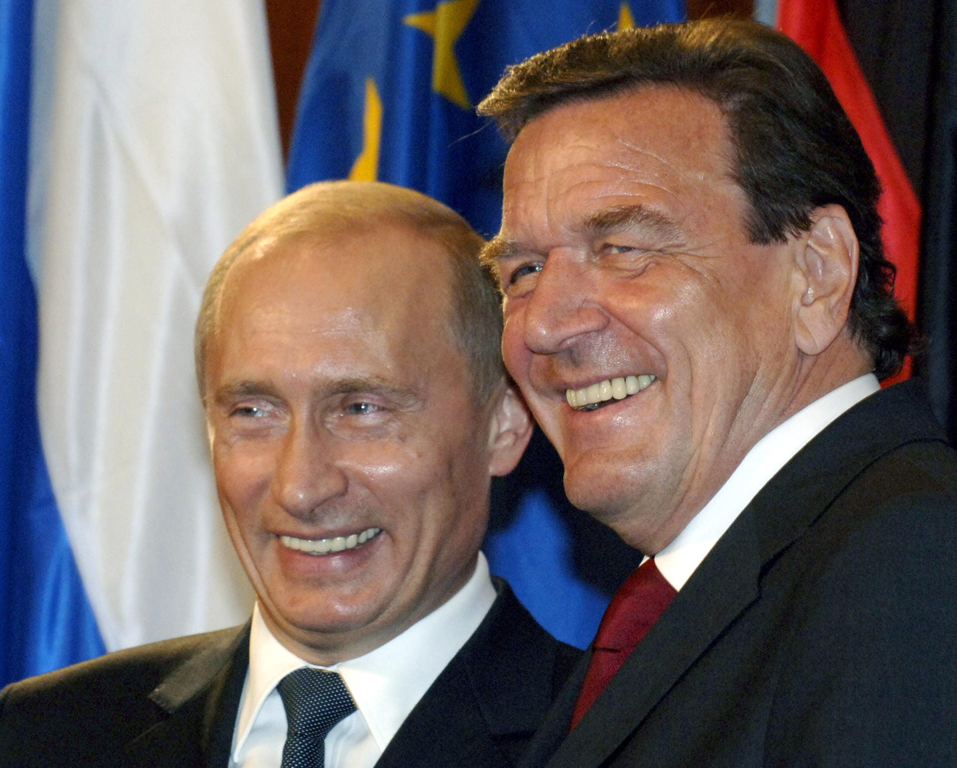 September 2005: Lachend steht Schröder während der Vertragsunterzeichnung über den Bau einer Erdgasleitung durch die Ostsee neben Russlands Präsident Wladimir Putin. Seit Jahrzehnten sind die beiden befreundet – trotz aller Kritik aus der Opposition.
