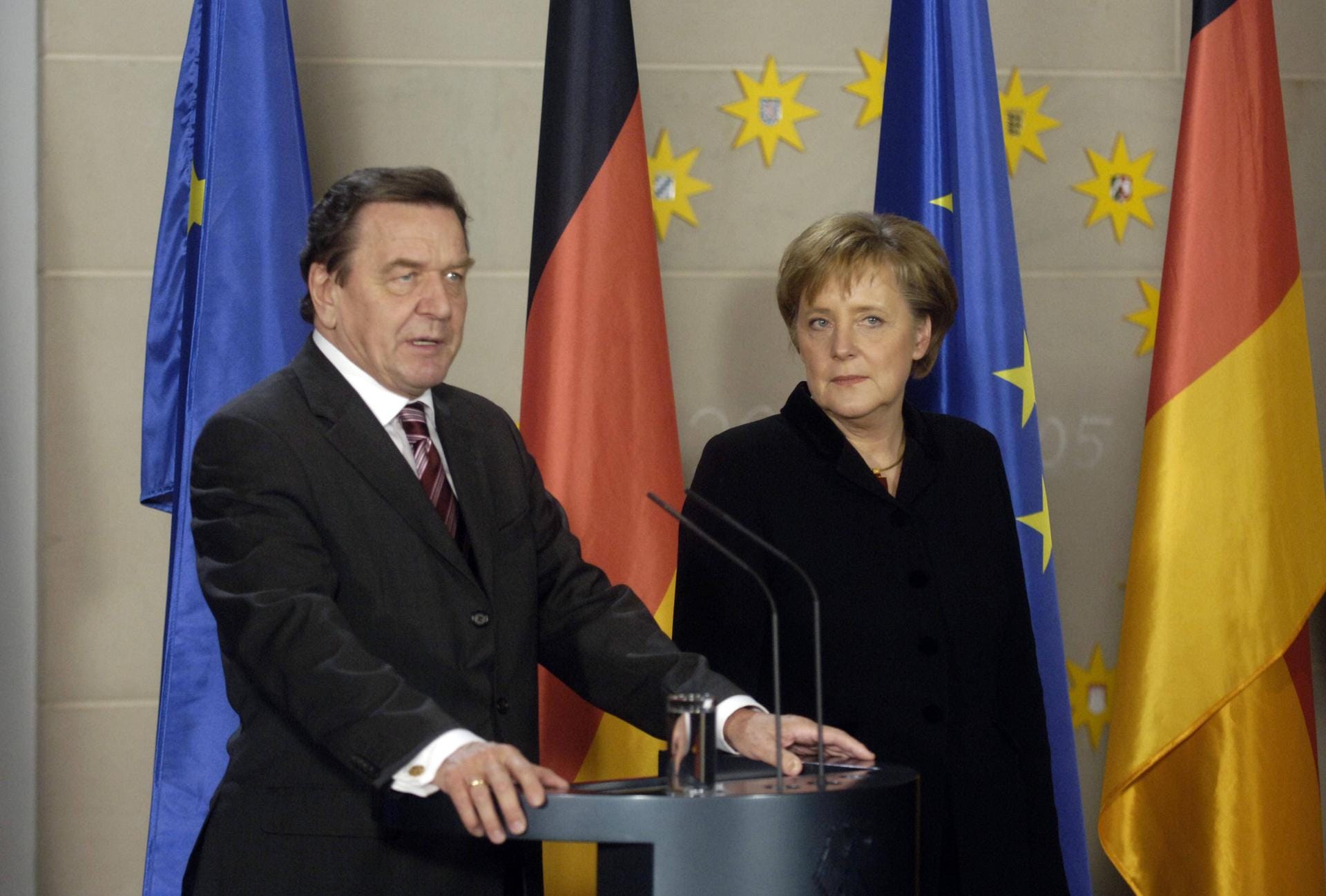 November 2005: Gerhard Schröder verliert als Spitzenkandidat die Wahl. Er übergibt das Amt des Bundeskanzlers an Angela Merkel. Sein Bundestagsmandat legt er nieder.