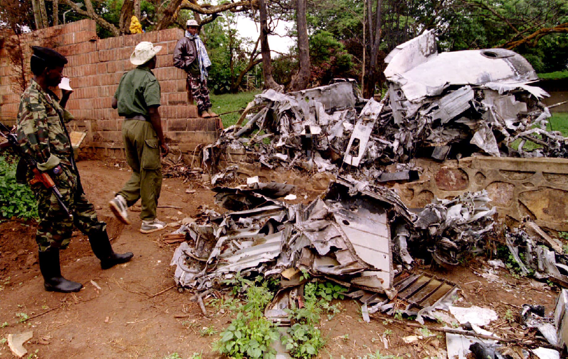 6. April 1994: Der Abschuss der Präsidentenmaschine von Juvénal Habyarimana löste den Völkermord aus. Bis heute ist ungeklärt, wer das Flugzeug abgeschossen hat. Es wird vermutetet, dass extremistische Hutu-Rebellen für den Abschuss der Maschine verantwortlich waren. Aber es gibt auch Gerüchte, dass "Tutsis" die Tat geplant hatten, um einen Bürgerkrieg zu forcieren.