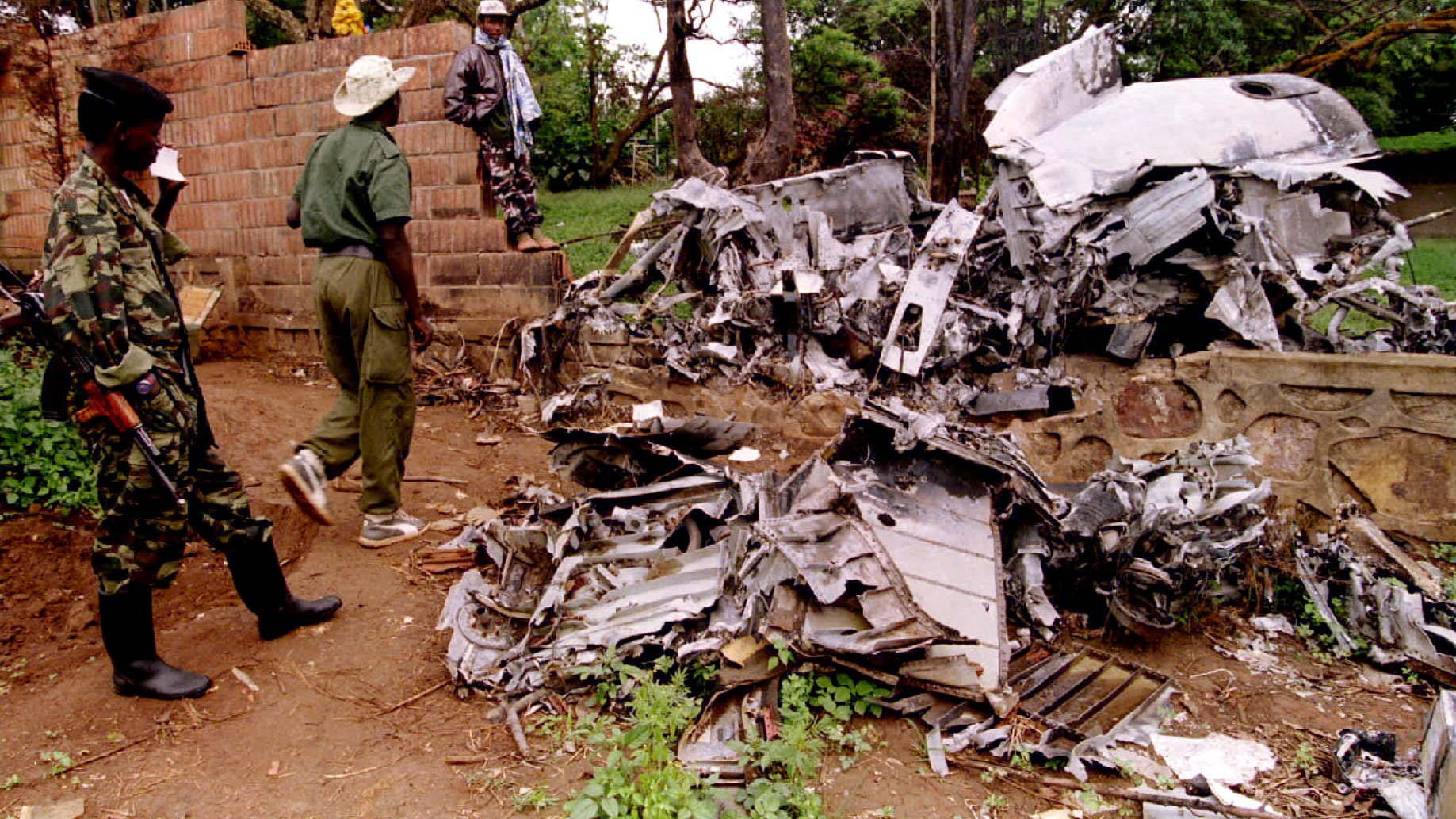 6. April 1994: Der Abschuss der Präsidentenmaschine von Juvénal Habyarimana löste den Völkermord aus. Bis heute ist ungeklärt, wer das Flugzeug abgeschossen hat. Es wird vermutetet, dass extremistische Hutu-Rebellen für den Abschuss der Maschine verantwortlich waren. Aber es gibt auch Gerüchte, dass "Tutsis" die Tat geplant hatten, um einen Bürgerkrieg zu forcieren.