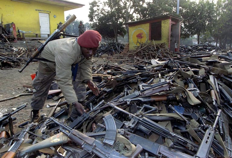 12. April: Staatliche Radiosender feiern Morde an den Tutsi. Die Hutu-Rebellen bewaffnen sich mit Maschinengewehren und Handgranaten. Die Milizionäre rücken vor und töten Hunderttausende. Auch die Verwaltungsapparate rufen zum Mord an der Zivilbevölkerung auf. Eine Rebellen-Armee (RPF) unter Führung der Tutsi formiert sich im Norden des Landes. Von dort aus geht sie gegen die Regierungstruppen vor.