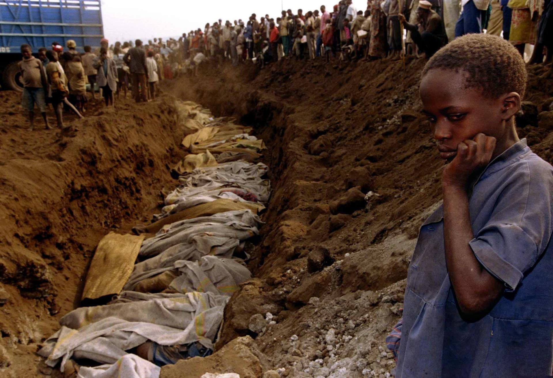 21. April: 210.000 Menschen sind bereits tot. Experten schätzen die Zahl der Täter, die bis zum Ende des Genozids einen oder mehrere Morde begingen, auf 175.000 bis 210.000. Etwa 75 Prozent der in Ruanda lebenden Tutsi werden sterben. Der UN-Sicherheitsrat beschließt, die Blauhelmsoldaten abzuziehen. Nur ein kleiner Teil der internationalen Friedenstruppe bleibt zurück.