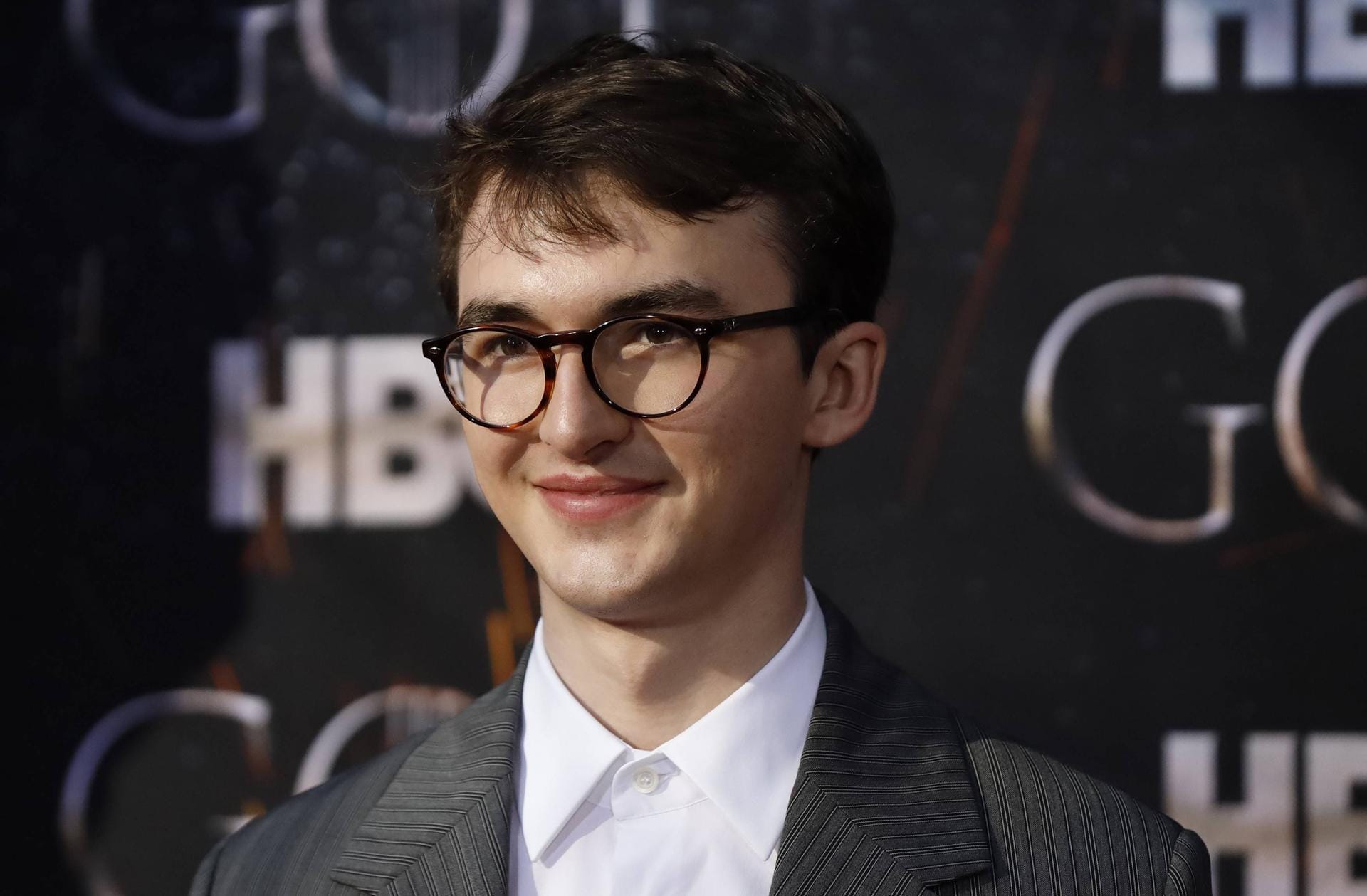 Isaac Hempstead-Wright, 2019: Heute ist Isaac Hempstead-Wright 19 Jahre alt und spielt immer noch Bran Stark, der mittlerweile übernatürliche Fähigkeiten entwickelt hat und mit Raben kommuniziert.