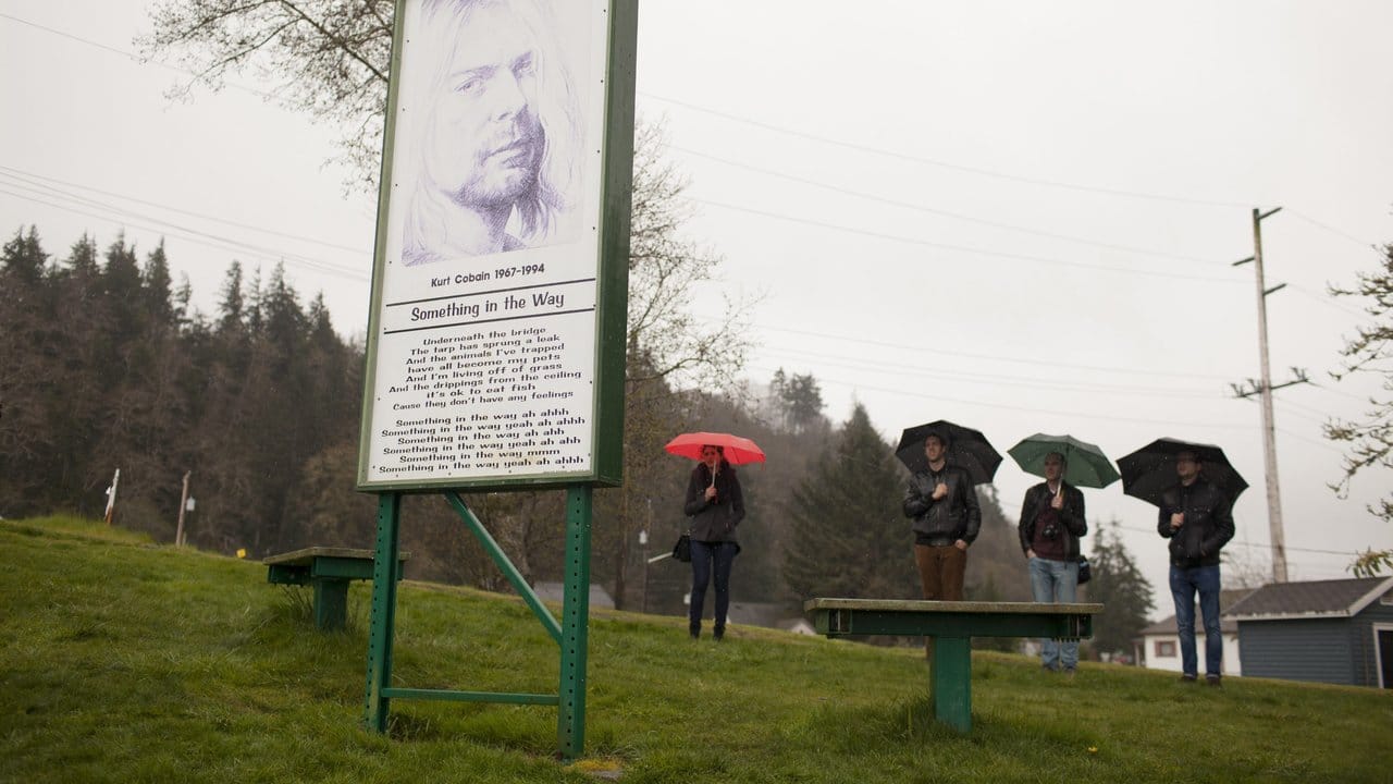 Aberdeen im US-Bundestaat Washington: Fans stehen im Kurt Cobain Memorial Park an einem Denkmal, auf dem der Songtext von "Something in the way" zu sehen ist.