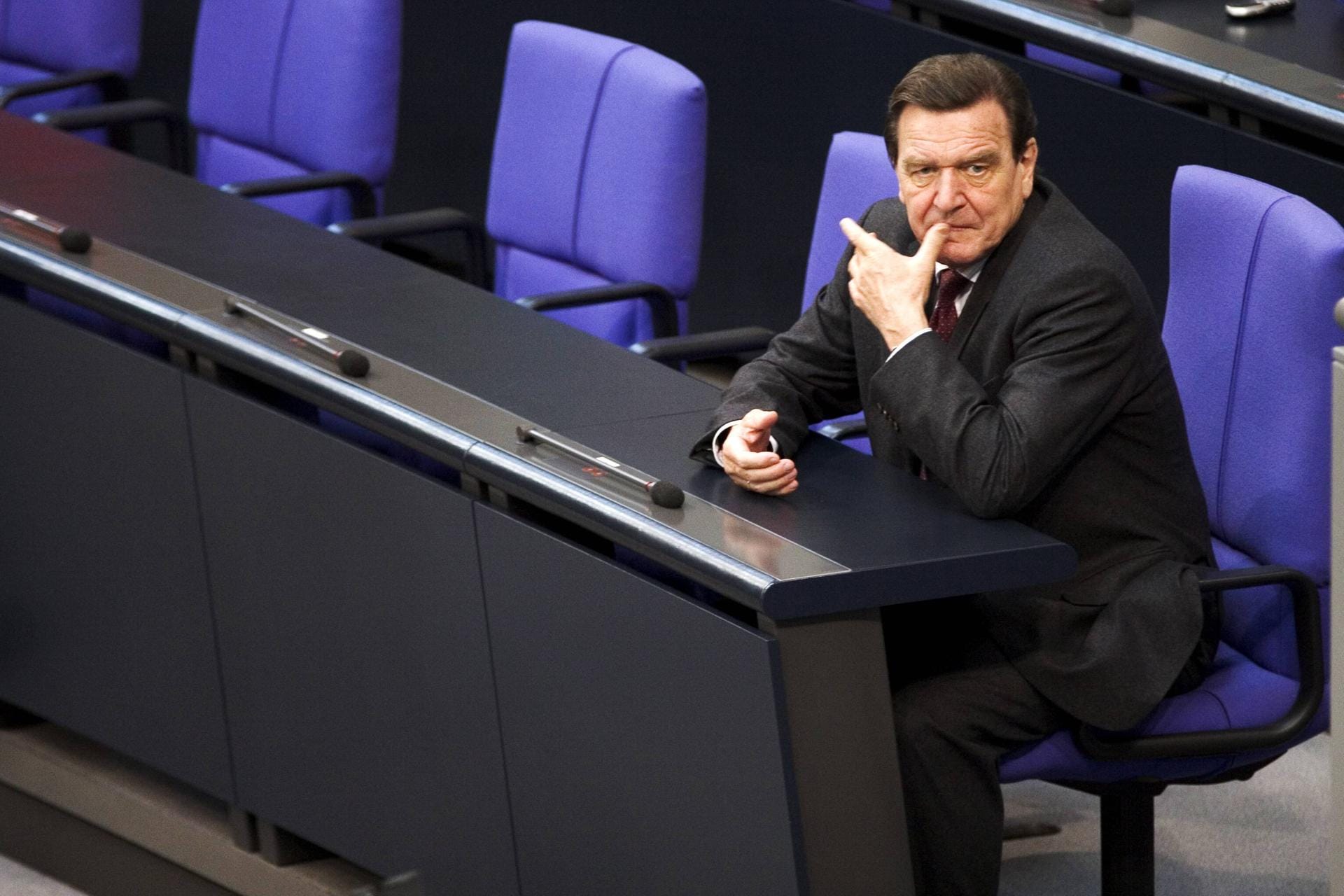 Juli 2005: Nachdem die SPD in ihrem Stammland NRW die Regierungsmehrheit verloren hat, sieht Schröder seine Kanzlerschaft in Gefahr. Er stellt die Vertrauensfrage und verliert. Der Bundestag wird aufgelöst, es gibt Neuwahlen.