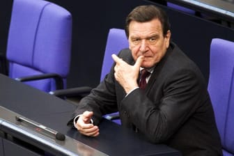 Juli 2005: Nachdem die SPD in ihrem Stammland NRW die Regierungsmehrheit verloren hat, sieht Schröder seine Kanzlerschaft in Gefahr. Er stellt die Vertrauensfrage und verliert. Der Bundestag wird aufgelöst, es gibt Neuwahlen.