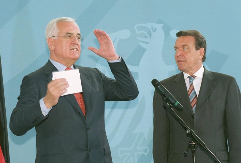 August 2002: Peter Hartz (l.) stellt zusammen mit Kanzler Schröder die Ergebnisse der Hartz-Kommission vor. Als Teil der Agenda 2010 verfolgen die Reformen die SPD bis heute.