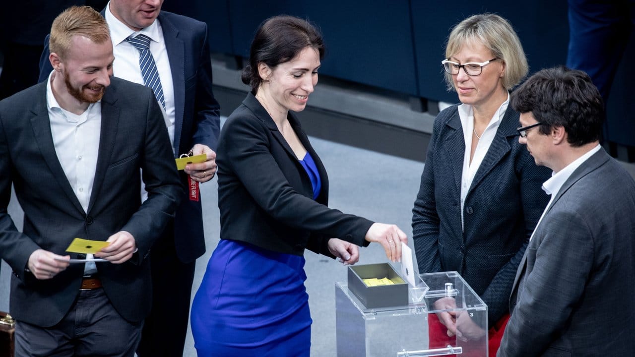 Die AfD-Abgeordnete Mariana Harder-Kühnel gibt ihren Stimmzettel im dritten Wahlgang für das Amt der stellvertretenden Bundestagspräsidentin ab.