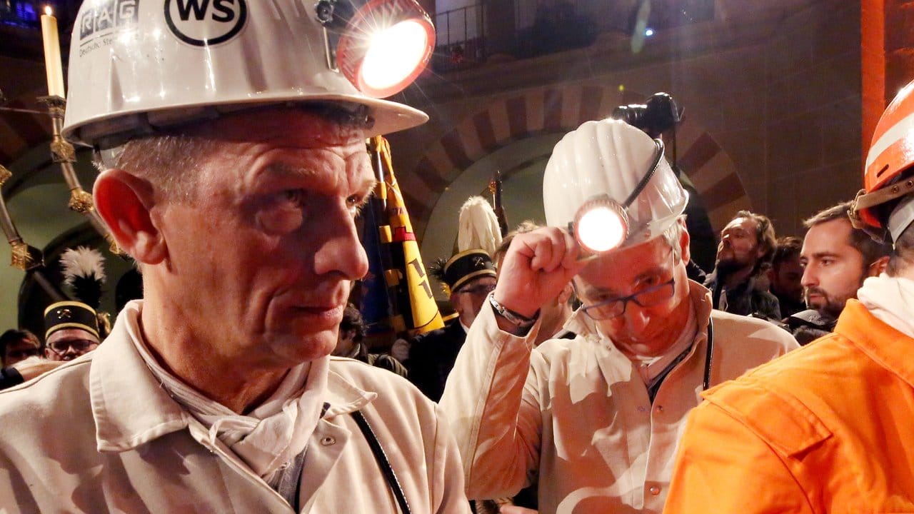 Bergleute der Zeche Prosper-Haniel verabschieden sich bei einem Gottesdienst vom Steinkohlebergbau im Ruhrgebiet.