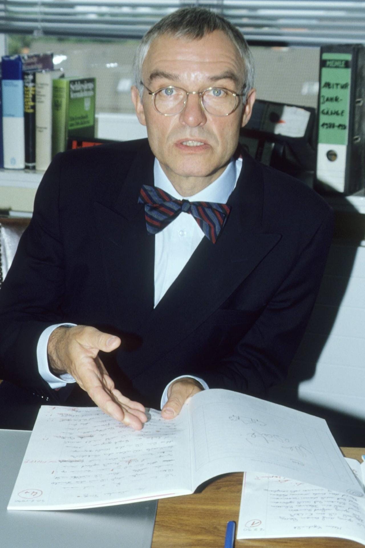 Charles Brauer spielte in den ersten drei Jahren der Serie den griesgrämigen Schuldirektor Julius Hartlaub.