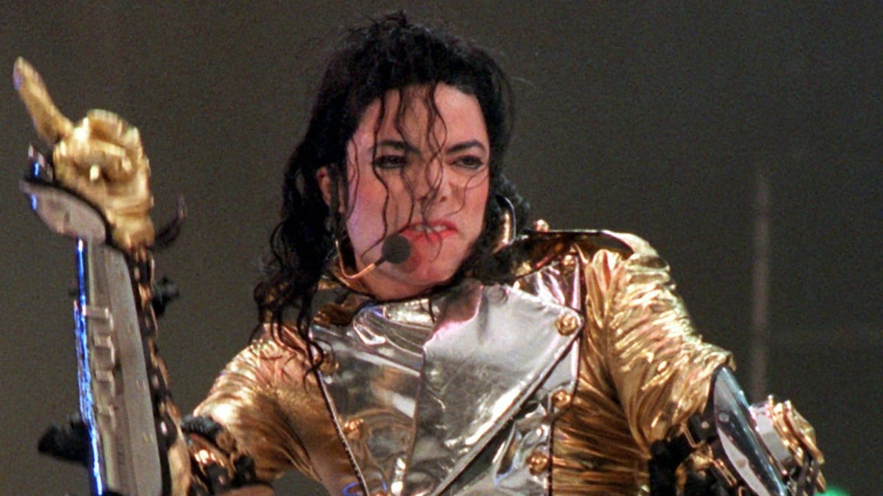 US-Popstar Michael Jackson bei seinem Auftritt in Gelesenkirchen im Jahr 1997.