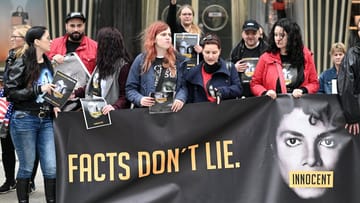 Fans protestieren gegen die Austrahlung der Dokumentation "Leaving Neverland" in Köln.