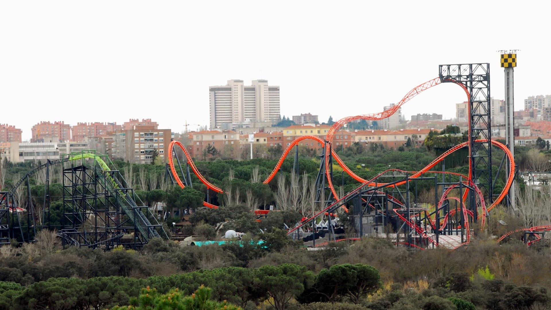 Parque De Atracciones de Madrid: Deutlich teurer als Energylandia, aber immer noch günstig ist der Parque De Atracciones de Madrid. Eine vierköpfige Familie bezahlt dort 117,60. Für Kinder bis zu einer Körpergröße von 100 Zentimeter müssen Sie gar keinen Eintritt bezahlen.