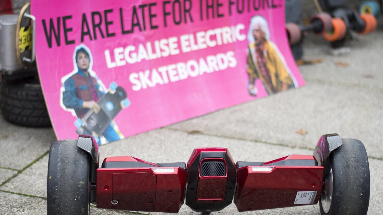Forderung nach Legalisierung: Ein elektrisch betriebenes Hoverboard während einer Demonstration vor dem Bundesverkehrsministerium.