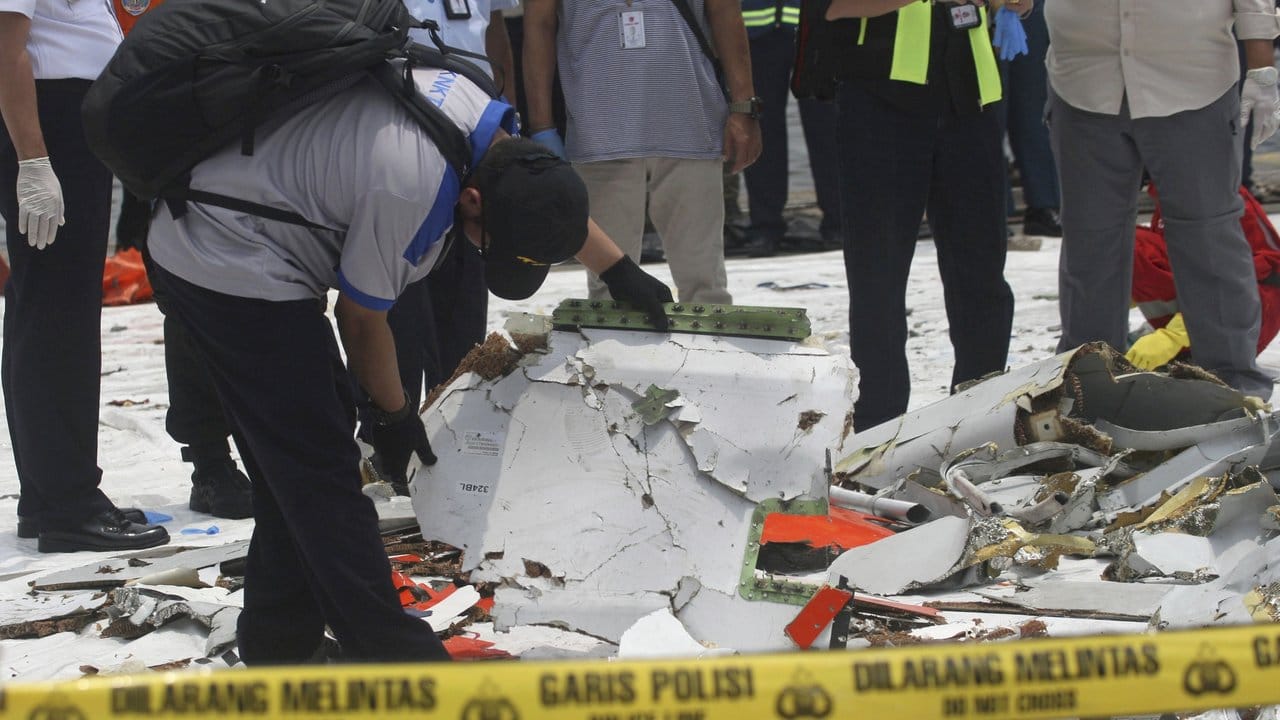 Absturz vor vier Monaten: Ein Ermittler untersucht Trümmerteile einer Boeing 737 max 8 der indonesischen Gesellschaft Lion Air.