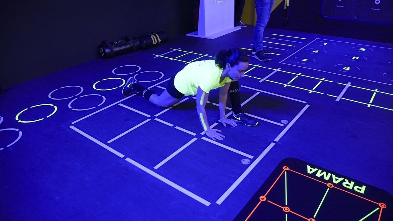 Die Firma Pavigym hat einen interaktiven Bodenbelag entwickelt, auf dem Sportler variantenreiche Fitnessübungen absolvieren können.