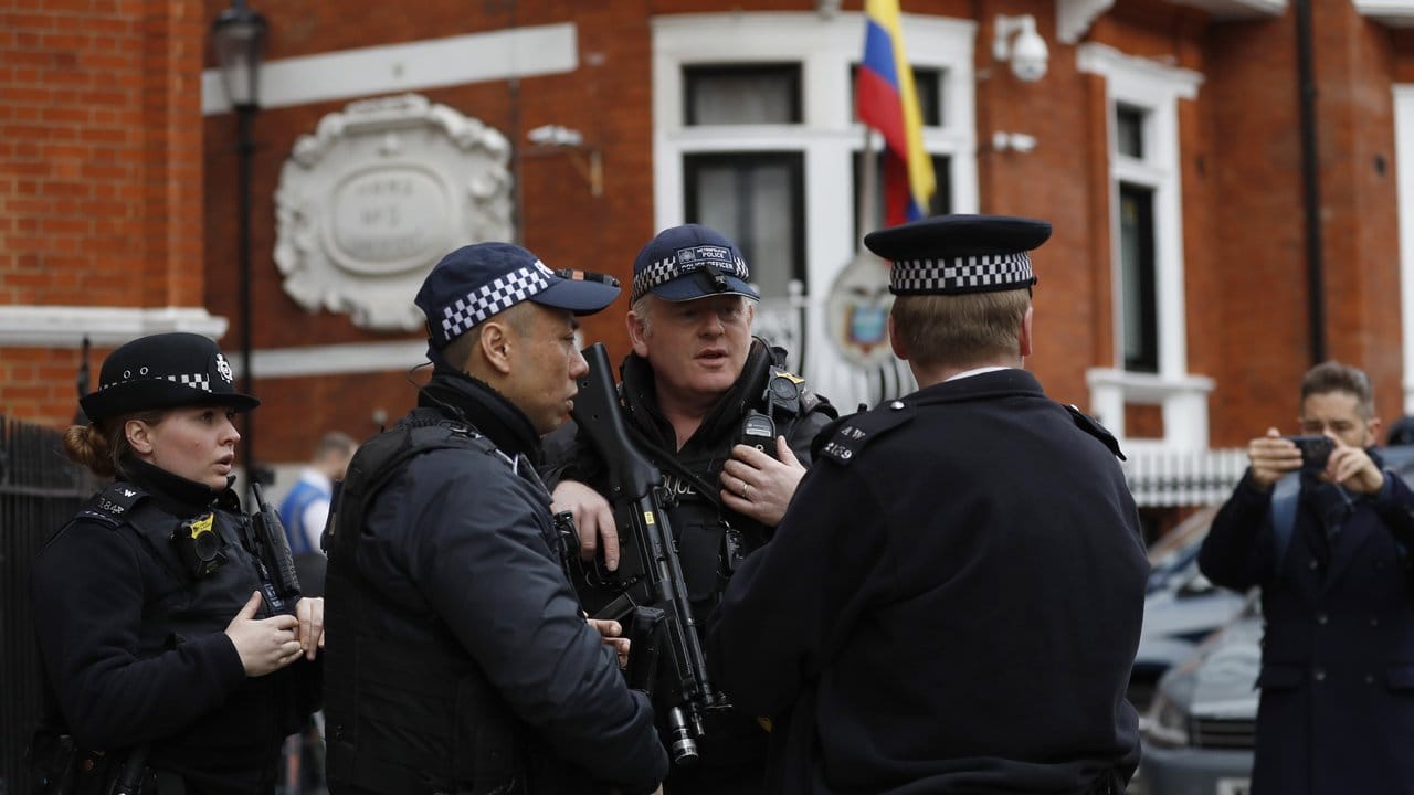 Polizisten stehen vor der Botschaft Ecuadors in London.