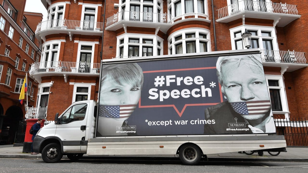 "#Free Speech - except war crimes" (freie Meinungsäußerung - außer Kriegsverbrechen): Ein Van mit einem Poster von Julian Assange und Chelsea Manning (l) steht vor der Botschaft Ecuadors in London.