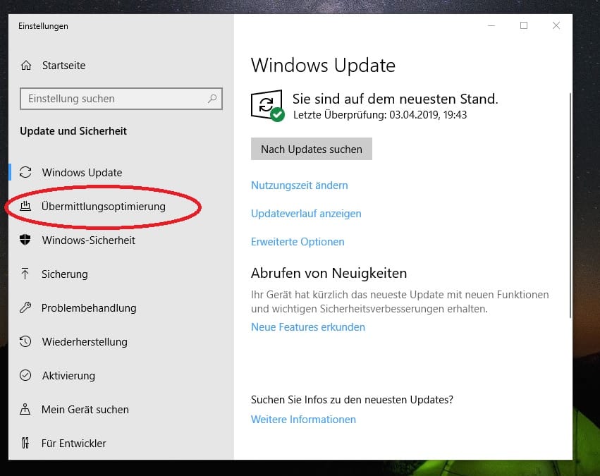 Wenn sich ein Update nicht vermeiden lässt, können Sie Ihre Internetverbindung entlasten, indem Sie Downloads von anderen Rechnern zulassen. Um die Funktion zu aktivieren, drücken Sie die "Windows-Taste", um das Startmenü zu öffnen. Tippen Sie jetzt "Update". Es öffnet sich automatisch die Windows-Suche. Wählen Sie "Windows Update-Einstellungen". Wählen Sie "Übermittlungsoptimierung" ...