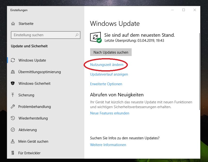 Um nicht von Windows-Updates und einem daraus folgenden Neustart überrascht zu werden, sollten Sie die "Nutzungszeit" Ihres Rechners bestimmen. In diesem Zeitraum wird kein automatischer Neustart ausgeführt. Gehen Sie dafür in die "Windows Update-Einstellungen". Drücken Sie jetzt die "Windows-Taste", um das Startmenü zu öffnen und tippen Sie "Update". Es öffnet sich automatisch die Windows-Suche. Wählen Sie "Windows Update-Einstellungen". Klicken Sie hier auf "Nutzungszeit ändern" ...
