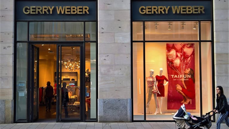 Der Modehersteller Gerry Weber hatte Ende Januar 2019 Antrag auf Insolvenz in Eigenverwaltung gestellt. Wie viele Modeketten leidet das Unternehmen an Konkurrenz durch den Online-Handel.