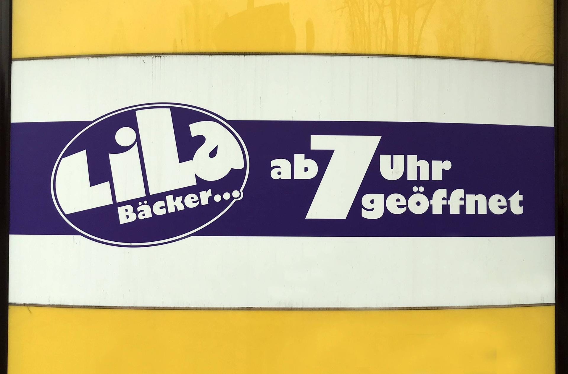 Die Bäckereikette "Lila Bäcker" ist insolvent. Der Betrieb des Unternehmens mit rund 400 Filialen und etwa 2.700 Mitarbeitern in Brandenburg, Berlin und Mecklenburg-Vorpommern läuft weiter.
