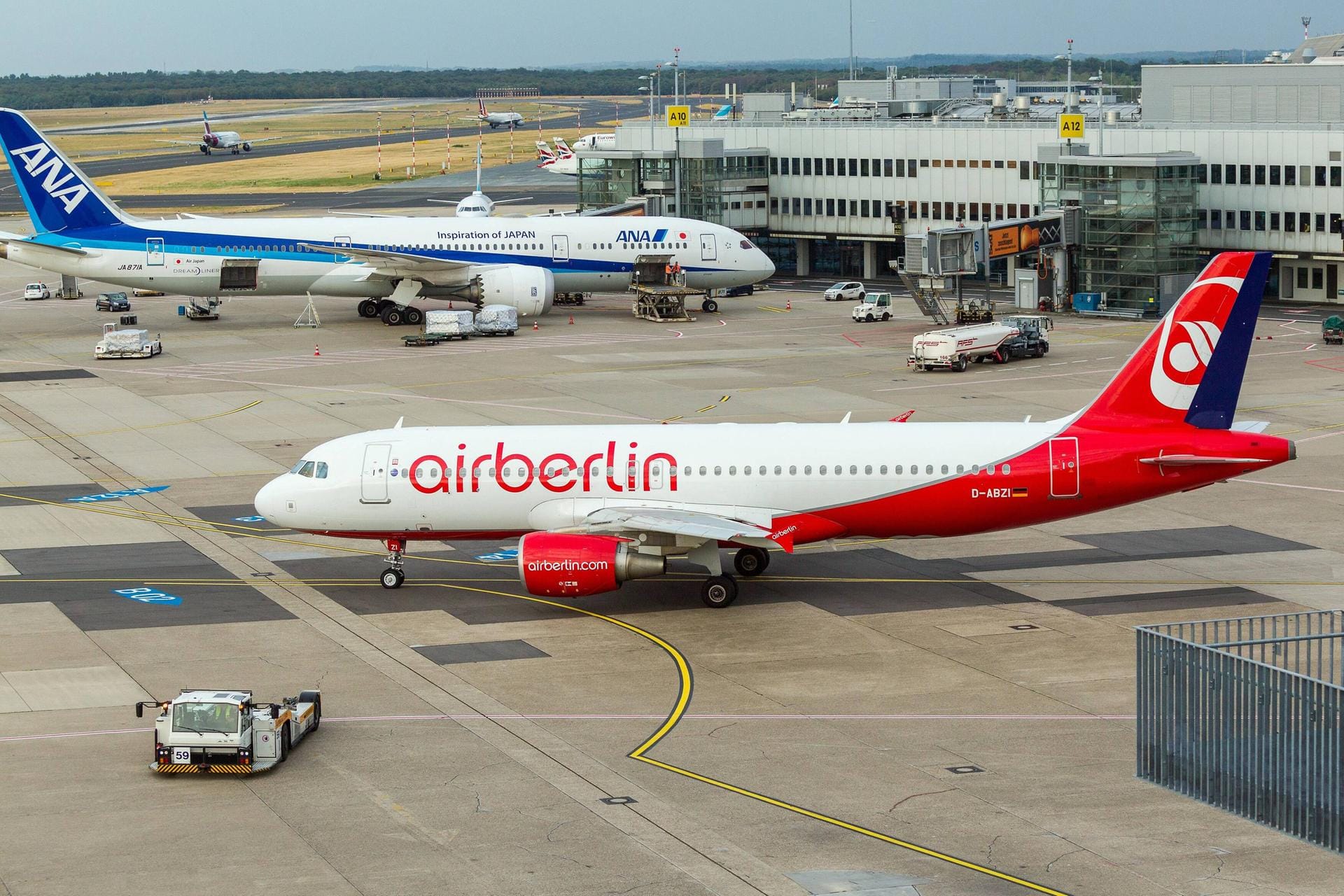 Bei Air Berlin und bei Germania bleiben die Flugzeuge auf dem Boden. Beide Fluggesellschaften mussten Insolvenz anmelden.