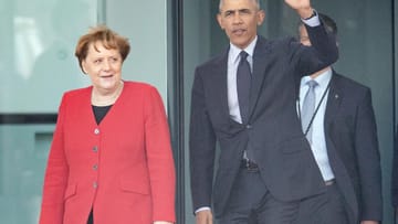 Bundeskanzlerin Angela Merkel und der ehemalige US-Präsident Barack Obama kommen nach einem Gespräch aus dem Kanzleramt.