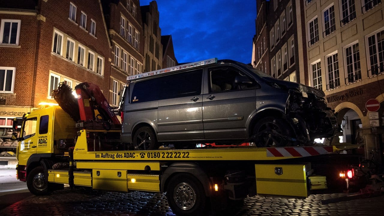 Nach der Amokfahrt: Der Tatwagen wird vor dem Gasthaus "Großer Kiepenkerl" abgeschleppt.