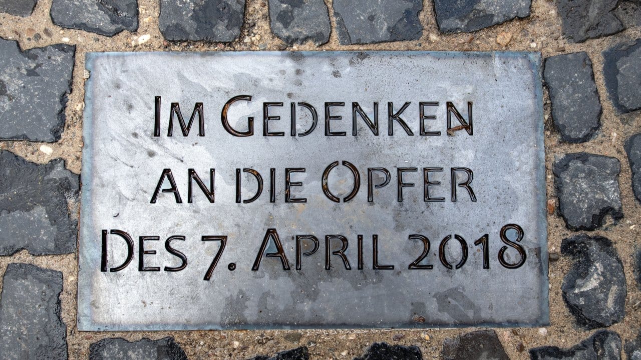 Eine Gedenktafel erinnert an die Opfer der Amokfahrt in Münster.