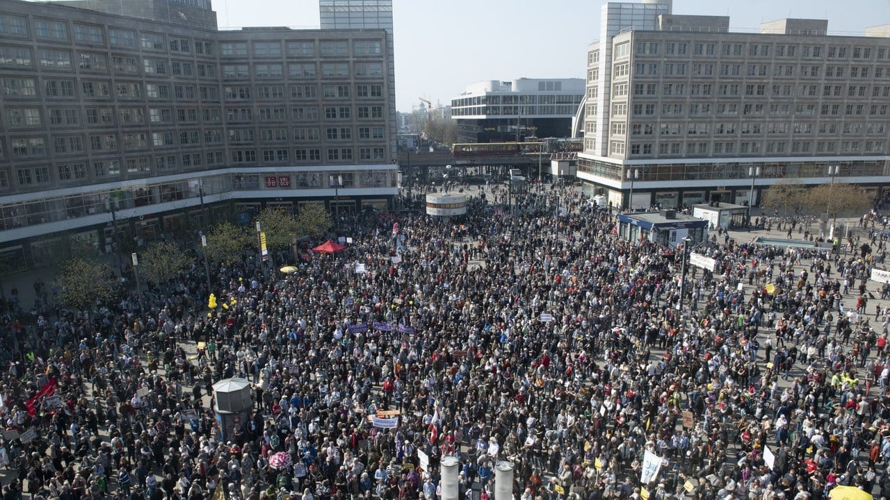 Auf dem Alexanderplatz in Berlin haben sich einige tausend Menschen versammelt, um gegen steigende Mieten zu protestieren.