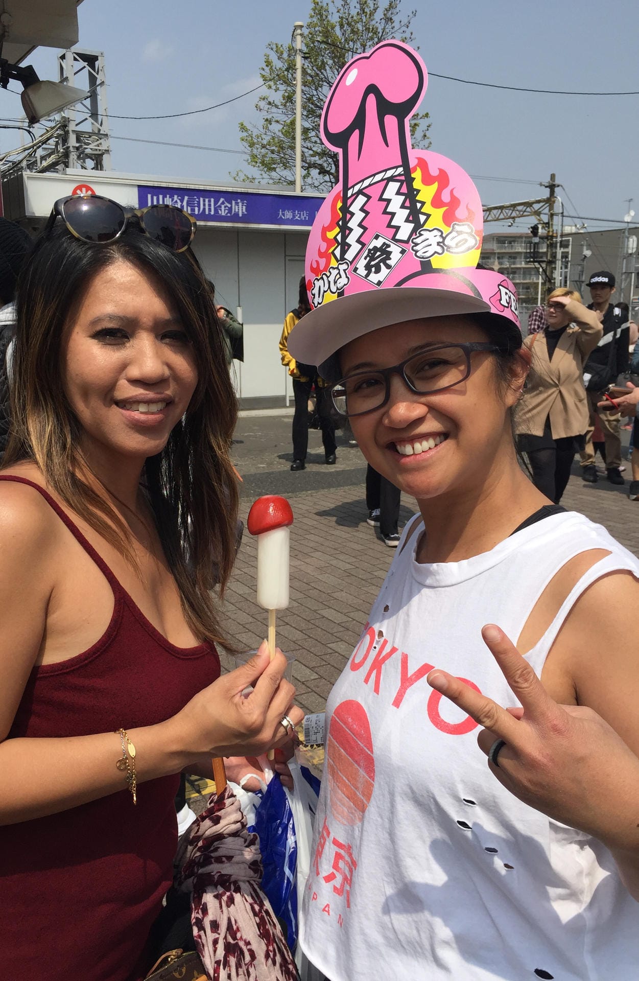Besucher des Phallus-Festivals: Die Amerikanerinnen Jerry Tano und Jennifer Talara aus San Francisco sind extra für die japanische Kirschblüte und das Phallus-Festival nach Japan gereist.