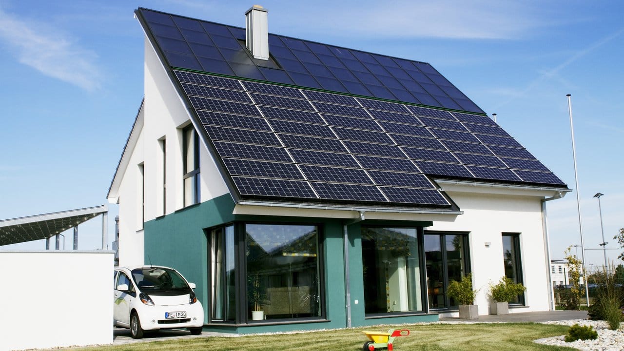 Klassische Photovoltaikanlagen auf dem Dach haben weit mehr Module und einen direkteren Zugang zum Sonnenlicht als Balkonanlagen.