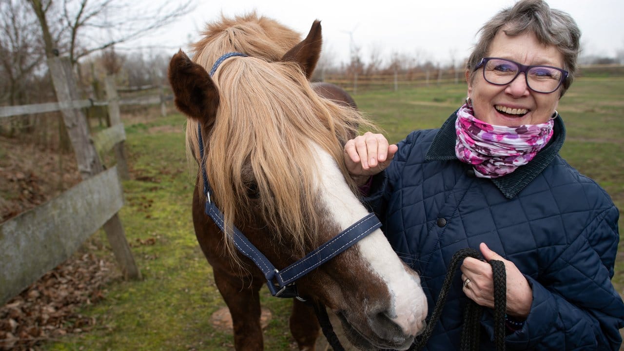 Hengst Enki und die ehemalige Personalsachbearbeiterin Ramona Landgraf bilden ein gutes Team.