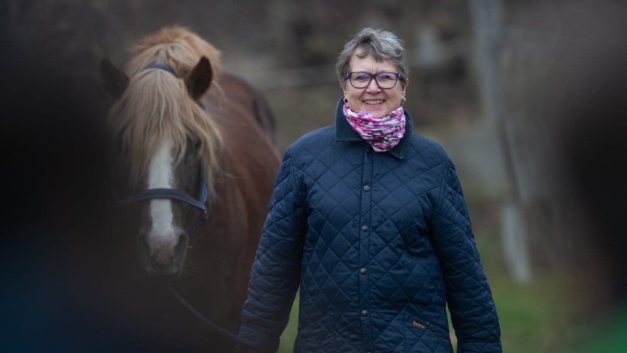 Ein Erfolgserlebnis für Ramona Landgraf, die auf einer Pferdefarm an einem Teamtrainingskurs teilnimmt.