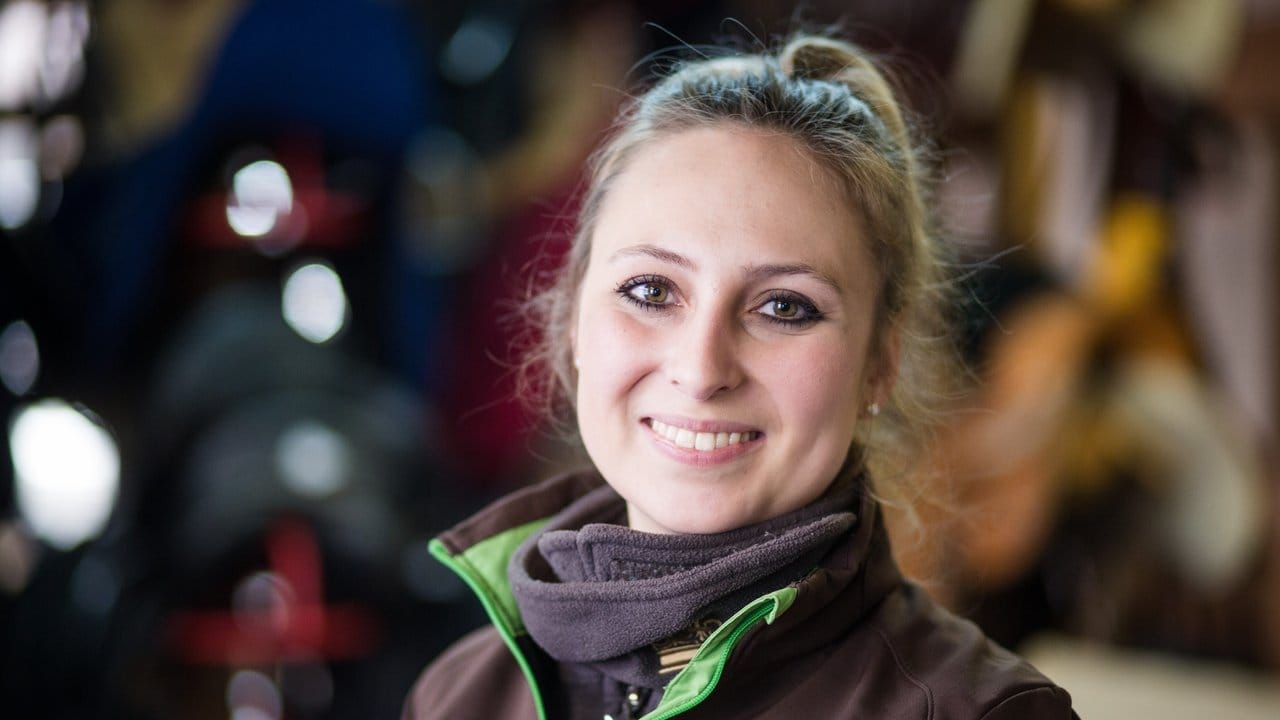 Jasmin Kölle macht bei der Sattlerei Würtz in Brackenheim bei Heilbronn eine Ausbildung zur Reitsportsattlerin.