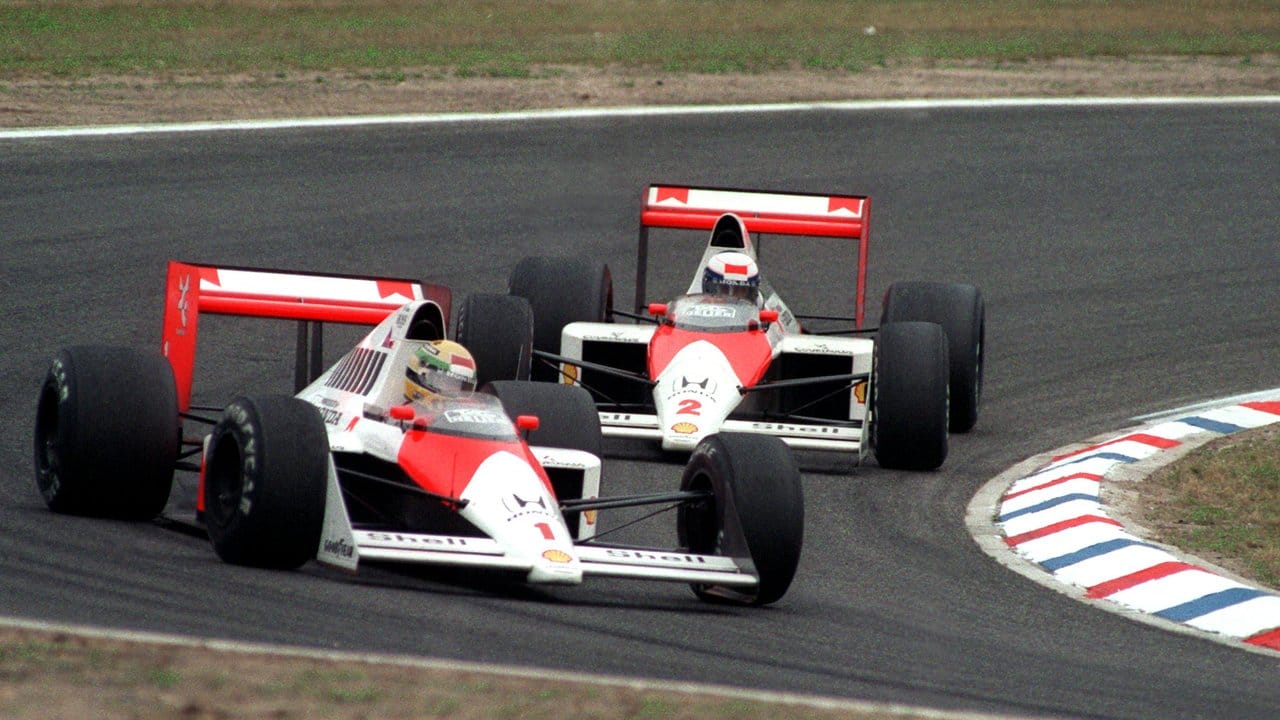 Die beiden Rivalen Ayrton Senna (l/Nr.