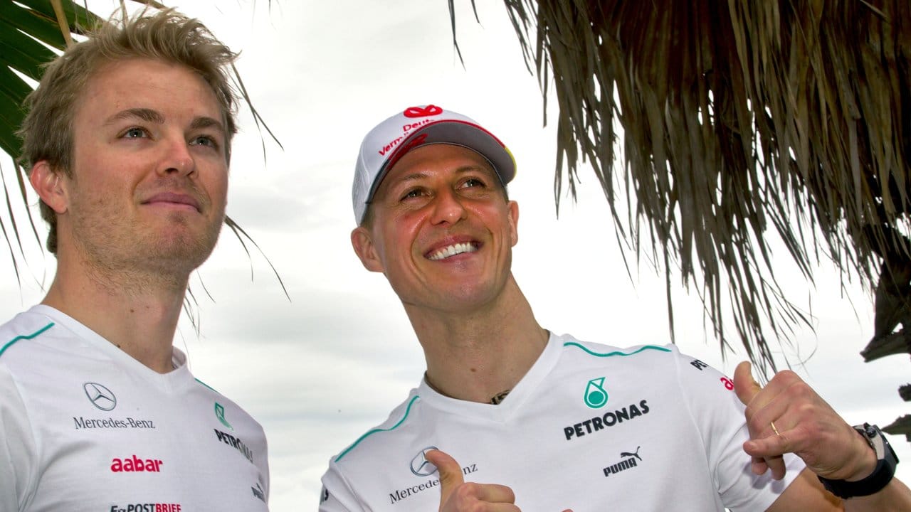 Michael Schumacher (r) fährt nach seiner Rückkehr in die Königsklasse für Mercedes im Team mit Nico Rosberg.