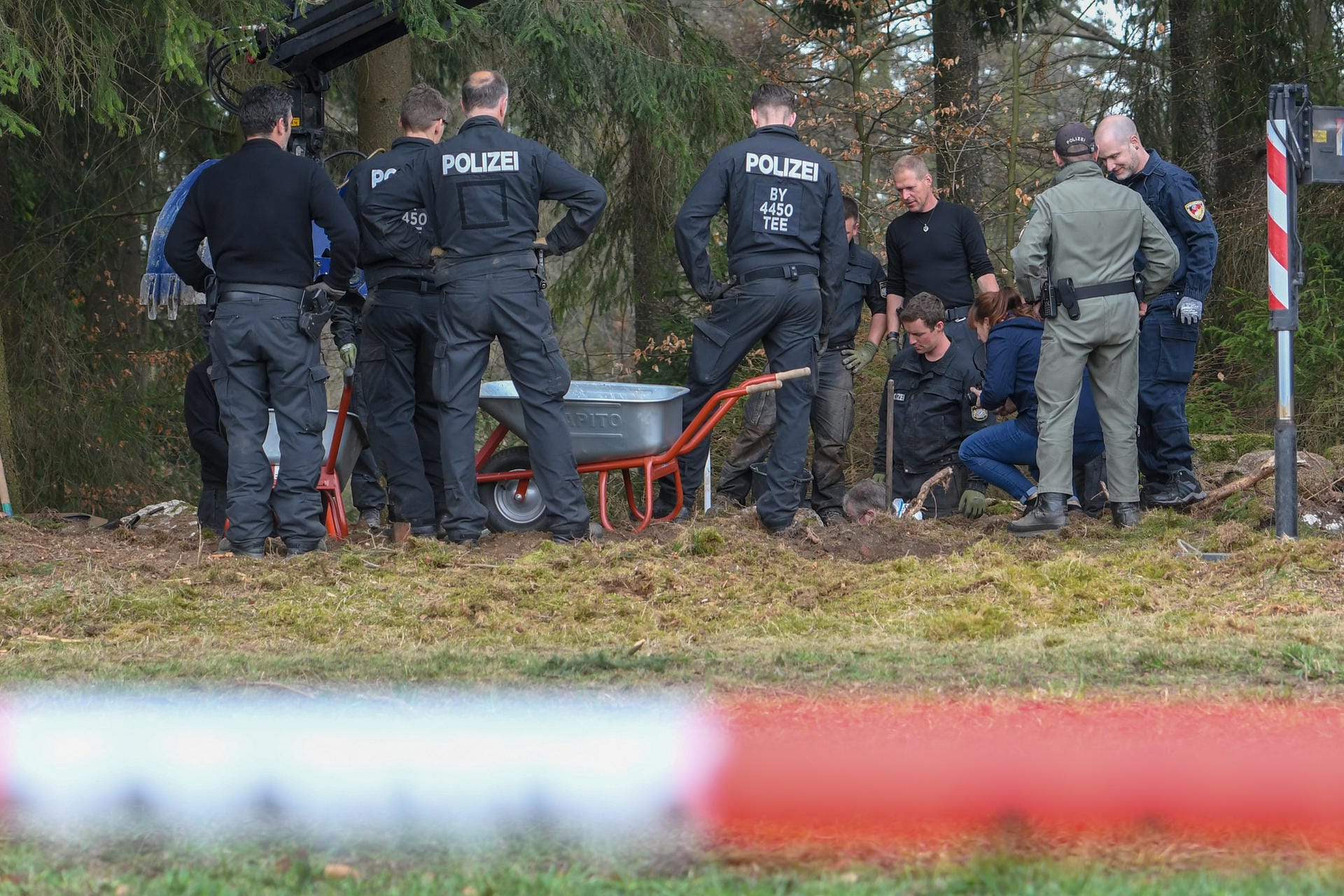 Mit Hilfe von Hinweisen aus der Bevölkerung haben die Kriminalbeamten einen Ort südlich von Flossenbürg im Landkreis Neustadt an der Waldnaab ermittelt, an dem die vermutlich tote Monika Frischholz begraben liegen könnte.