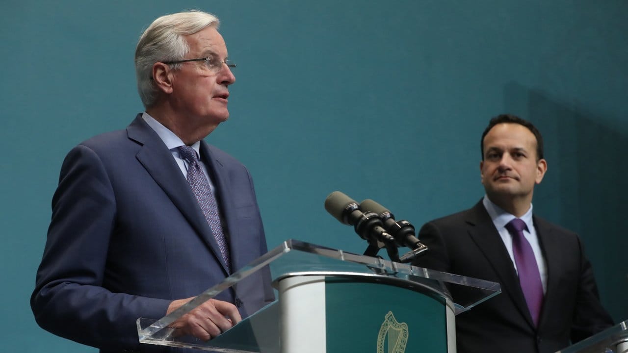 EU-Chefunterhändler Michel Barnier (l) neben dem irischen Regierungschef Leo Varadkar in Dublin.