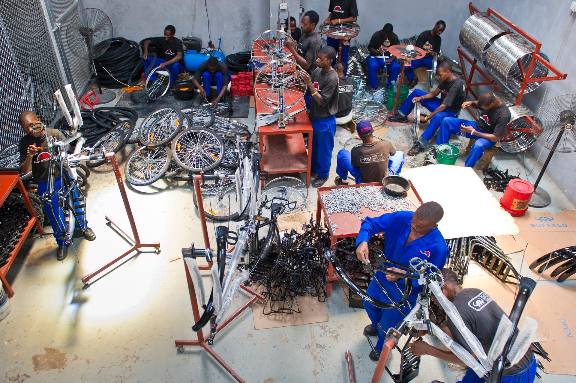 Produziert werden die Räder in Sambias Hauptstadt Lusaka. Bis zu 120 Räder können hier jeden Tag zusammengebaut werden.