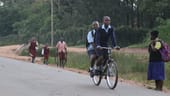 Bis zu zwei Stunden Fußmarsch zum Unterricht sind für Schüler keine Seltenheit. Ein Fahrrad verkürzt die Zeit entscheidend.