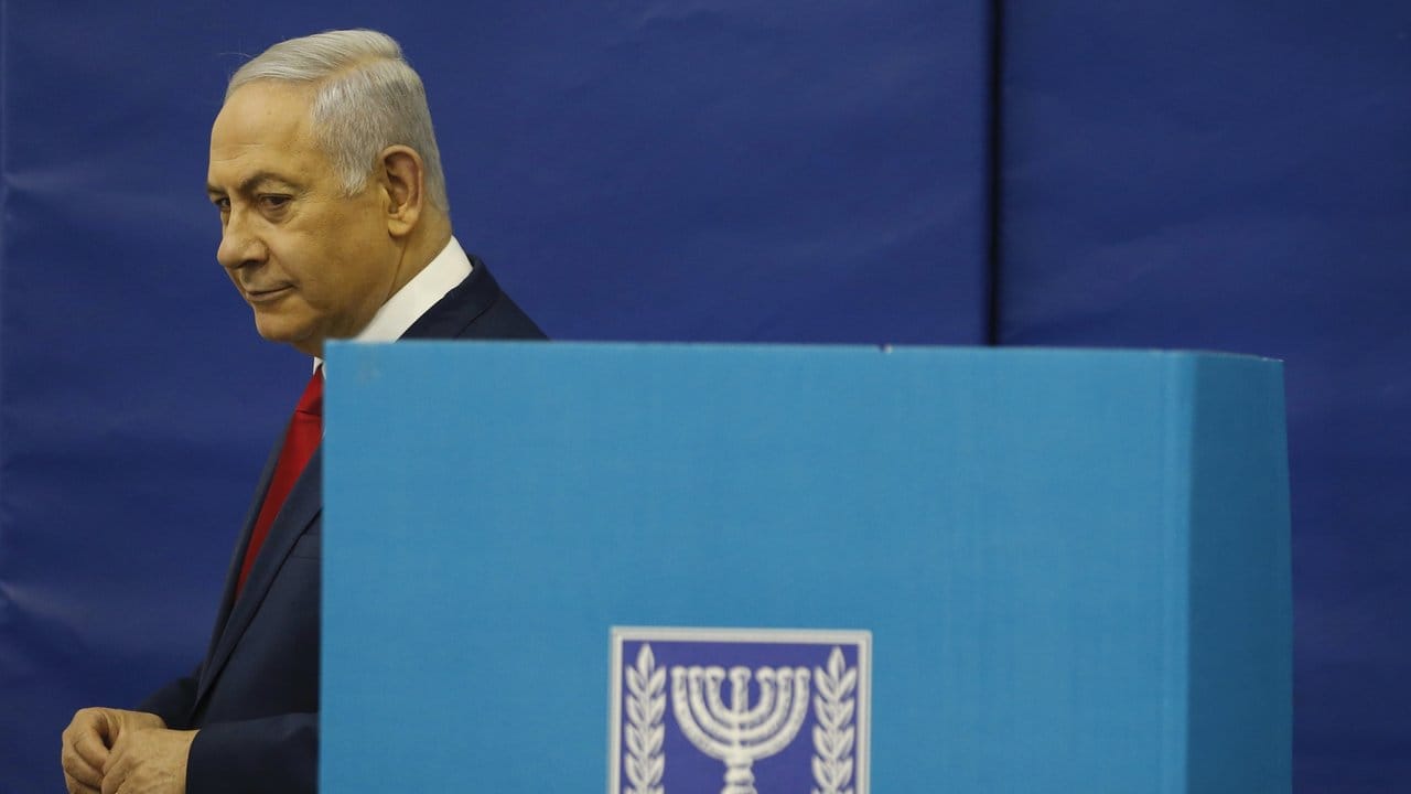 Israels Ministerpräsident Benjamin Netanjahu gibt in Jerusalem seine Stimme ab.