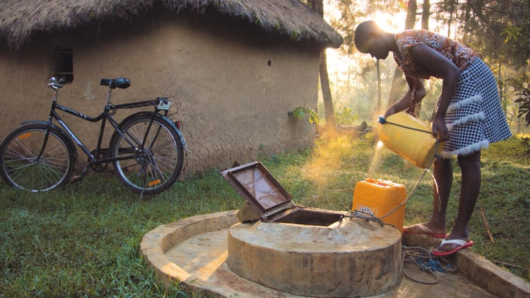 Der Weg zum Brunnen ist für die Mehrheit der Afrikaner tägliches Geschäft. Das Buffalo hilft.