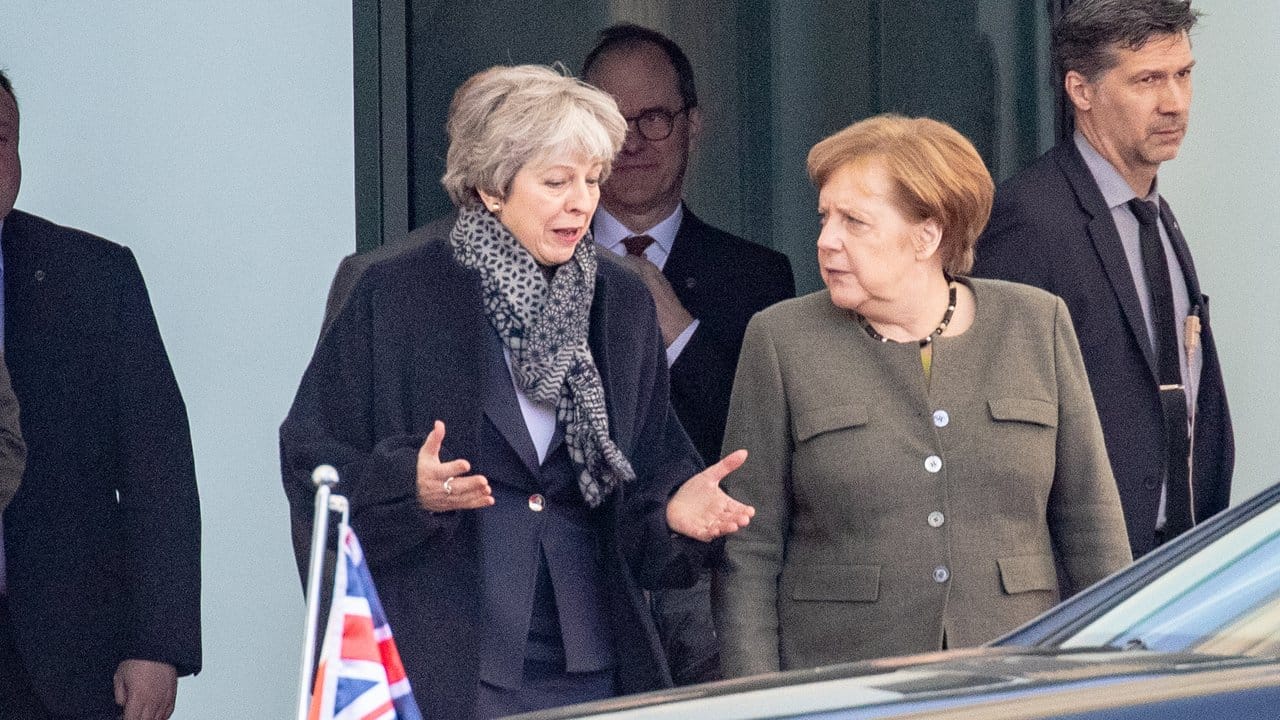 Eineinhalb Stunden berieten Bundeskanzlerin Angela Merkel (r) und die britische Premierministerin Theresa May im Kanzleramt in Berlin.