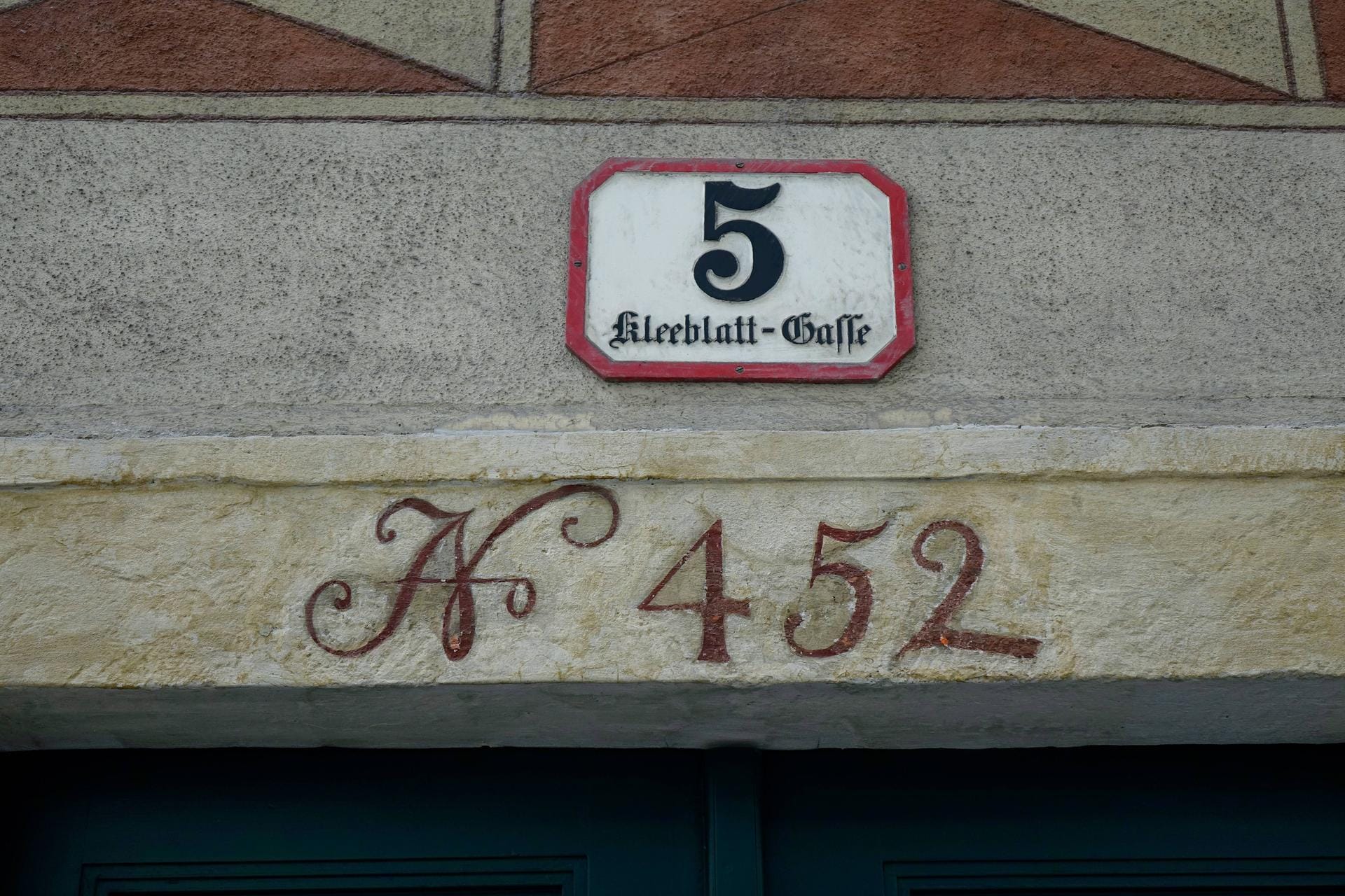 Ein Hauseingang mit zwei Nummern in Wien: In der österreichischen Hauptstadt kamen früher auch hohe vierstellige Zahlen vor.