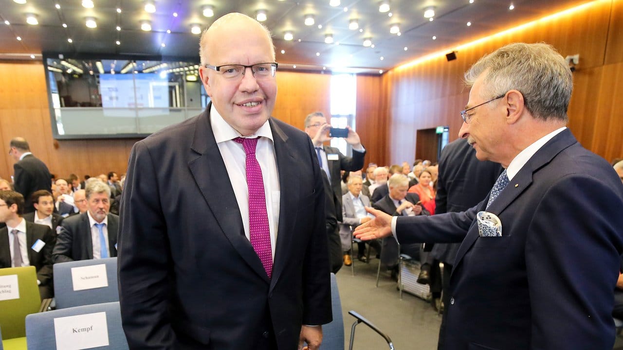 Wirtschaftsminister Peter Altmaier (l) und BDI-Präsident Dieter Kempf bei einem Kongress in Berlin.